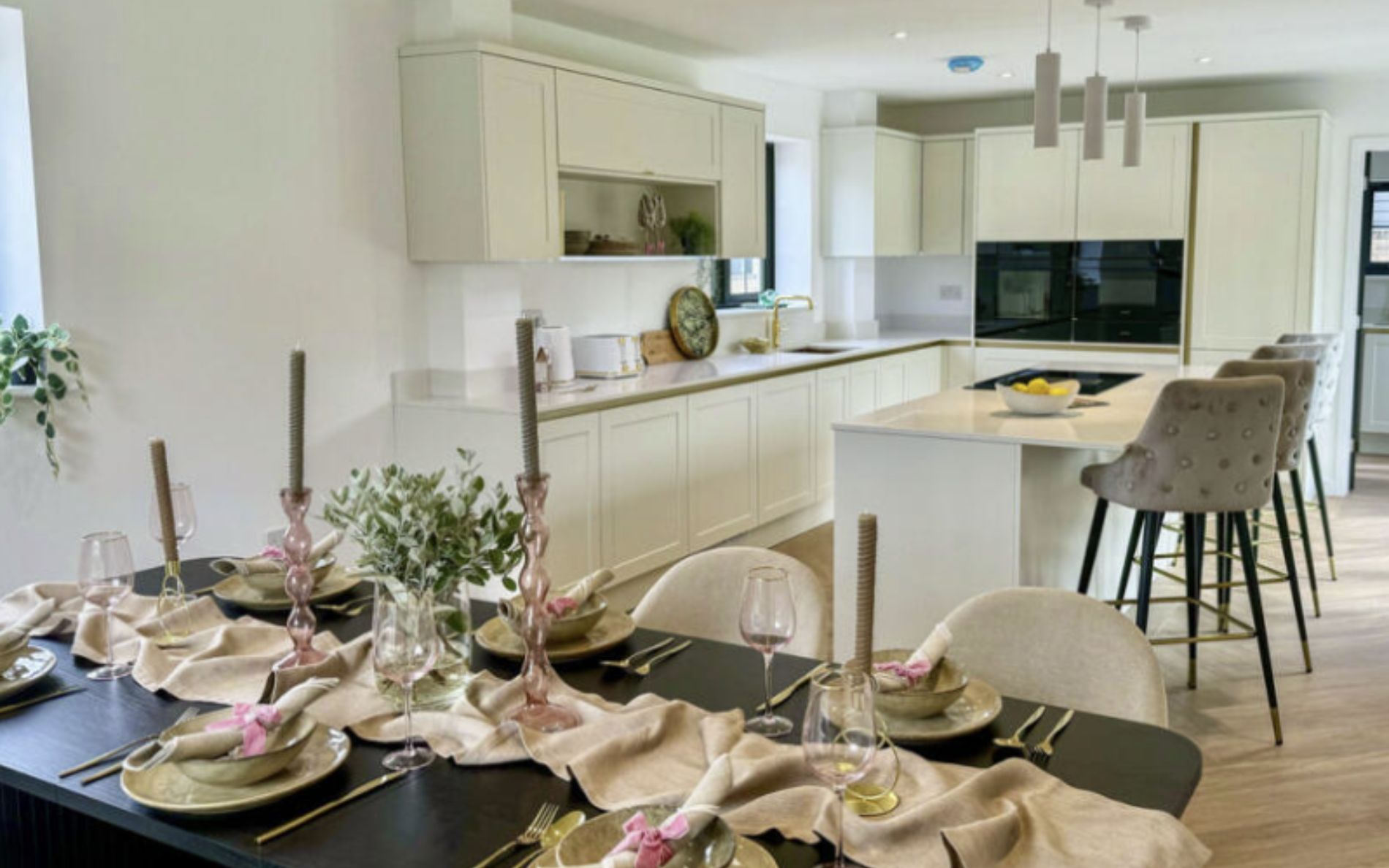 Clifden Kitchen in Porcelain by Martin Thompson Joinery