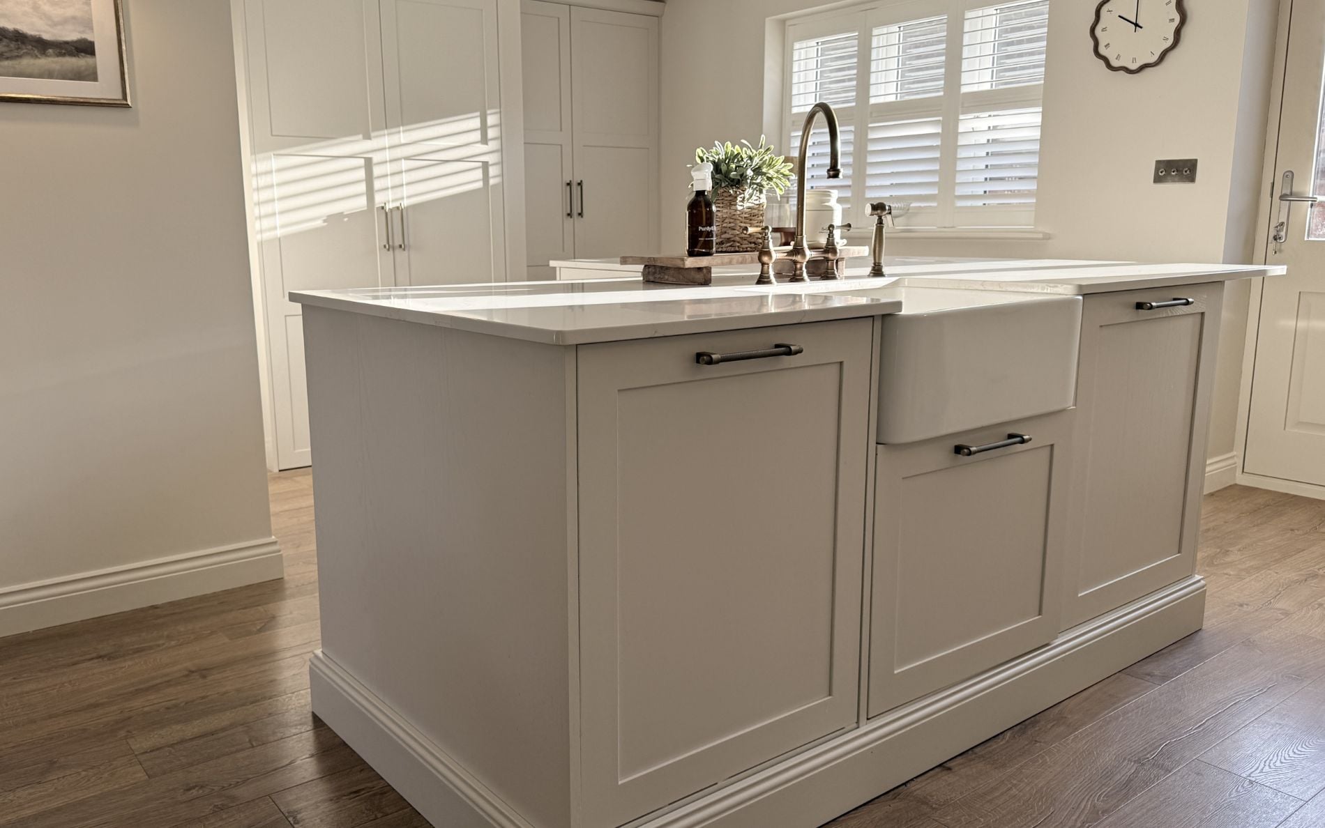 Aldana Kitchen in Porcelain by Saturn Interiors