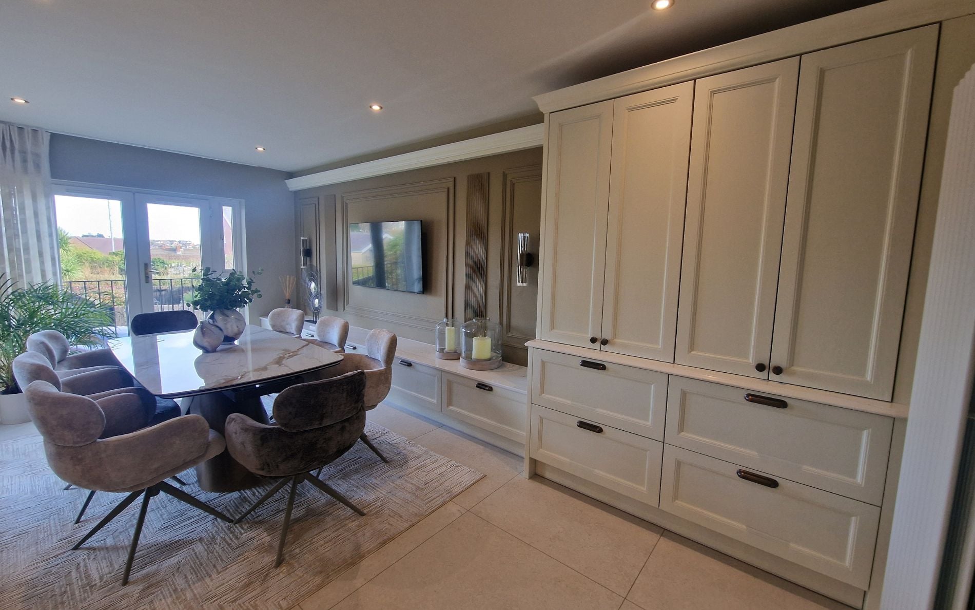 Lawrenson Kitchen in Porcelain by Timeless Kitchens