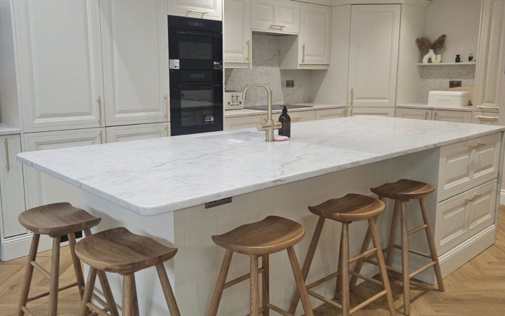 Jacobsen Kitchen in Porcelain by Splinters Kitchens