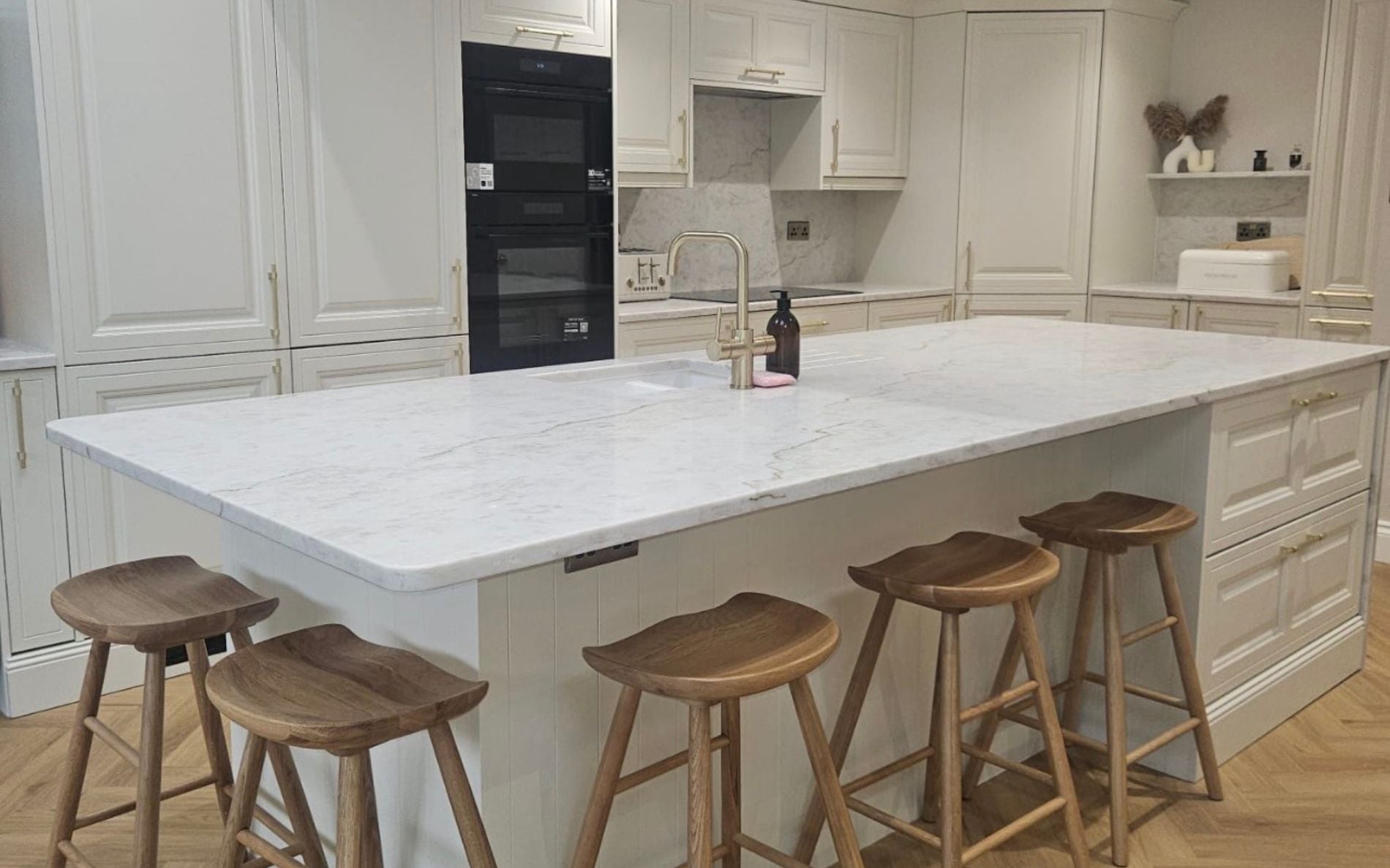 Jacobsen Kitchen in Porcelain by Splinters Kitchens