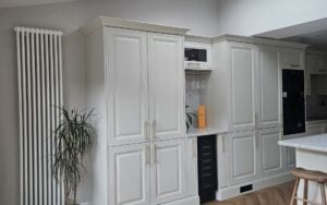 Jacobsen Kitchen in Porcelain by Splinters Kitchens
