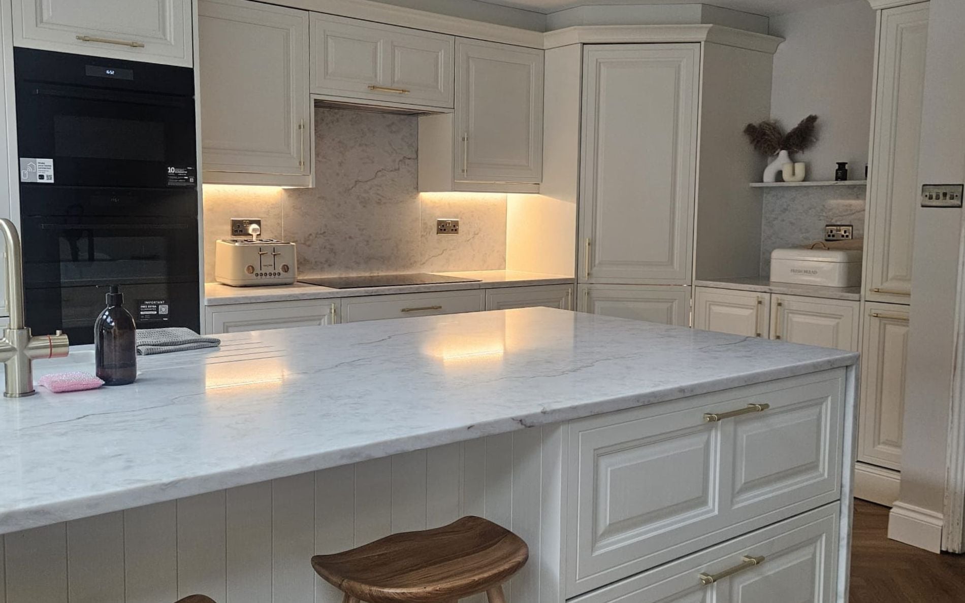 Jacobsen Kitchen in Porcelain by Splinters Kitchens
